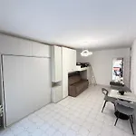 Azure Beachfront Sablettes Est Beachfront Appartamento *